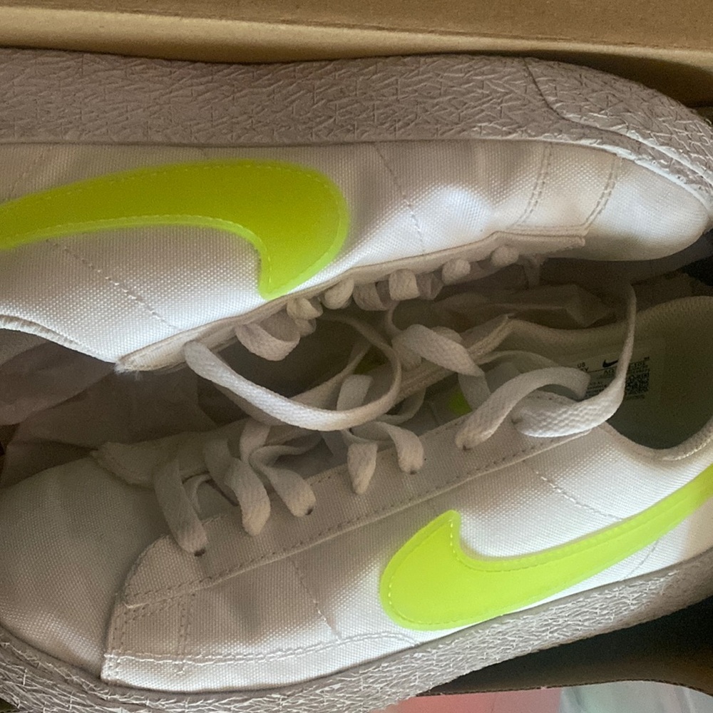 5.5 Nike low blazer